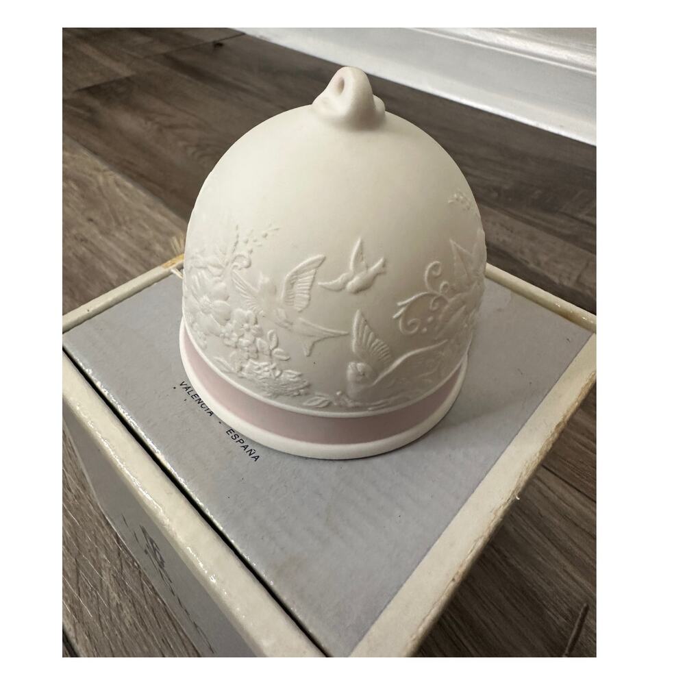 Lladro Figurine: 7613 Spring Bell (1991) - Picture 4 of 6